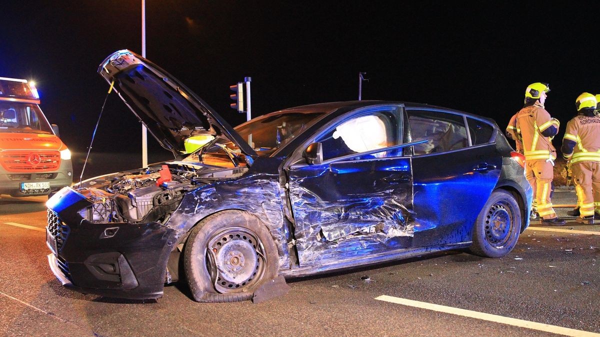 Ein sechs Jahre altes Kind und drei Erwachsene sind bei einem Zusammenstoß zweier Autos in Nordhausen verletzt worden.