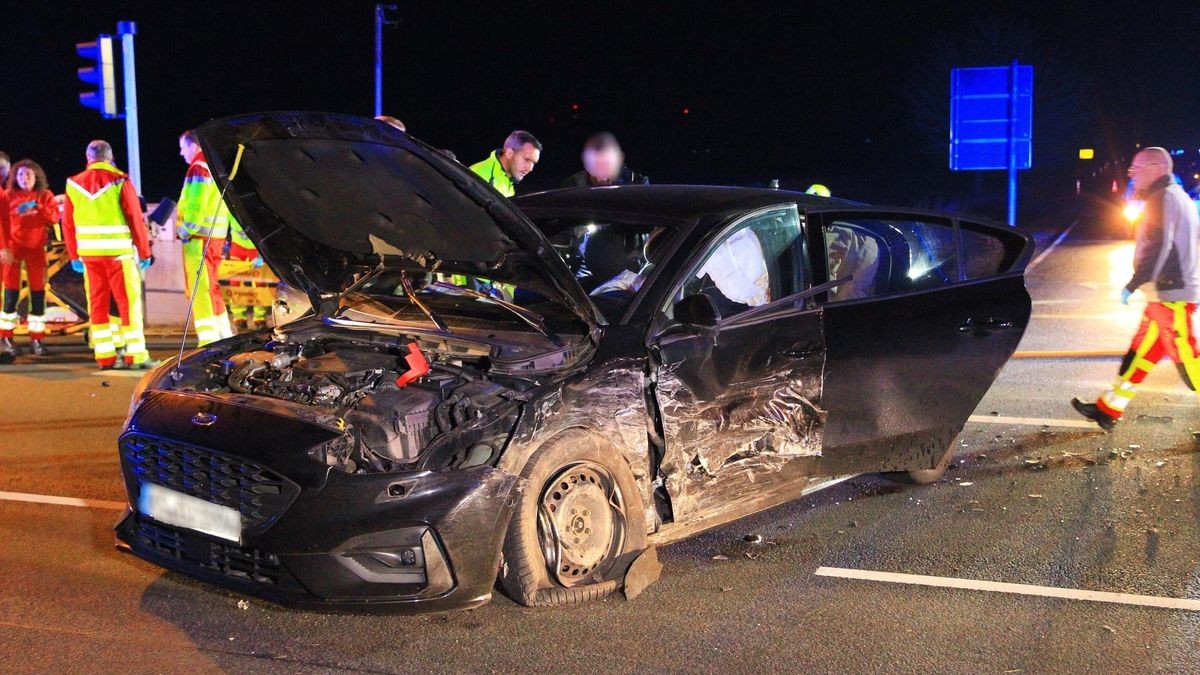 Ein 20 Jahre alter Autofahrer habe trotz Gegenverkehr und Sperrfläche auf der Höhe einer Tankstelle ein Überholmanöver gestartet, teilte die Polizei am Samstag mit.