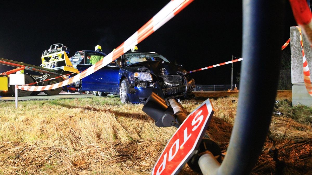 Ein sechs Jahre altes Kind und drei Erwachsene sind bei einem Zusammenstoß zweier Autos in Nordhausen verletzt worden.