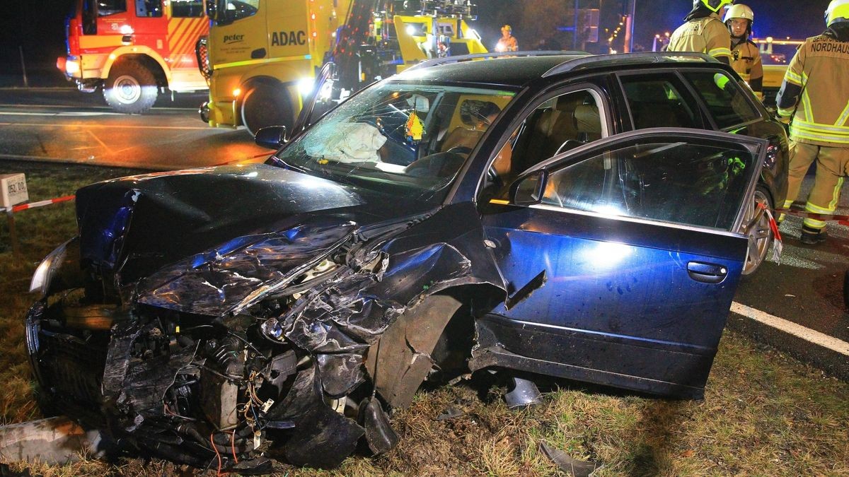 Ein sechs Jahre altes Kind und drei Erwachsene sind bei einem Zusammenstoß zweier Autos in Nordhausen verletzt worden.