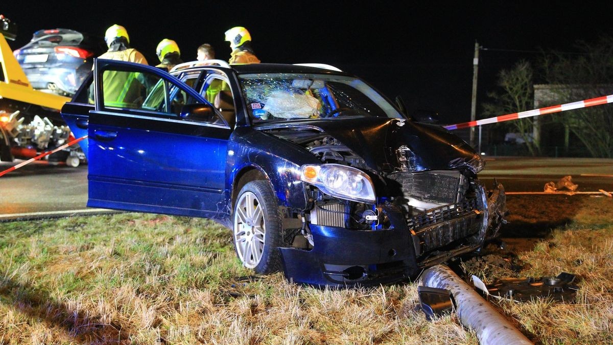 Ein sechs Jahre altes Kind und drei Erwachsene sind bei einem Zusammenstoß zweier Autos in Nordhausen verletzt worden.