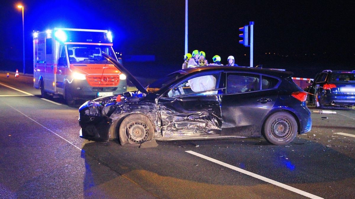 Der 20-jährige Fahrer des anderen Wagen zog sich bei dem Unfall am Freitagabend schwere Verletzungen zu. 