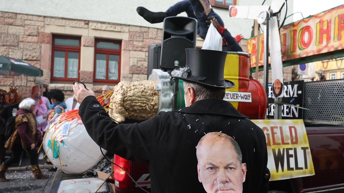 Beim traditionsreichen Karnevalsumzug in Wasungen sind Narren bunt kostümiert und gut gelaunt durch die Südthüringer Faschingshochburg gezogen. Auf mindestens 10.000 schätzte der Präsident des Wasunger Carneval Clubs, Marcel Kißling, die Zahl der Zuschauer entlang der Straßen. Zwischen 1800 und 1900 Mitwirkende seien beim Umzug beteiligt gewesen. 