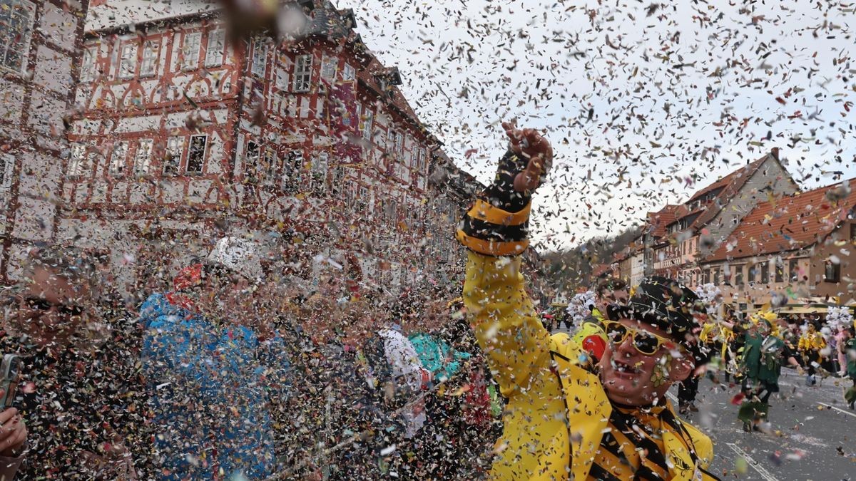 Beim traditionsreichen Karnevalsumzug in Wasungen sind Narren bunt kostümiert und gut gelaunt durch die Südthüringer Faschingshochburg gezogen. Auf mindestens 10.000 schätzte der Präsident des Wasunger Carneval Clubs, Marcel Kißling, die Zahl der Zuschauer entlang der Straßen. Zwischen 1800 und 1900 Mitwirkende seien beim Umzug beteiligt gewesen. 