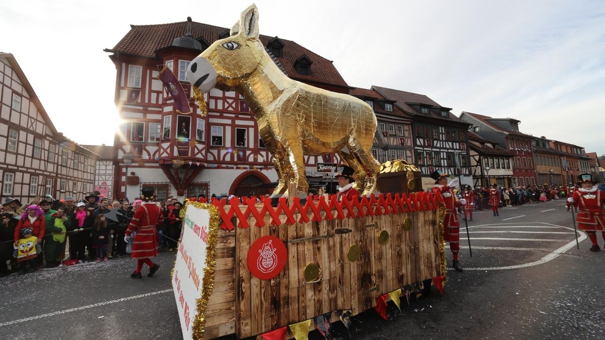 Beim traditionsreichen Karnevalsumzug in Wasungen sind Narren bunt kostümiert und gut gelaunt durch die Südthüringer Faschingshochburg gezogen. Auf mindestens 10.000 schätzte der Präsident des Wasunger Carneval Clubs, Marcel Kißling, die Zahl der Zuschauer entlang der Straßen. Zwischen 1800 und 1900 Mitwirkende seien beim Umzug beteiligt gewesen. 