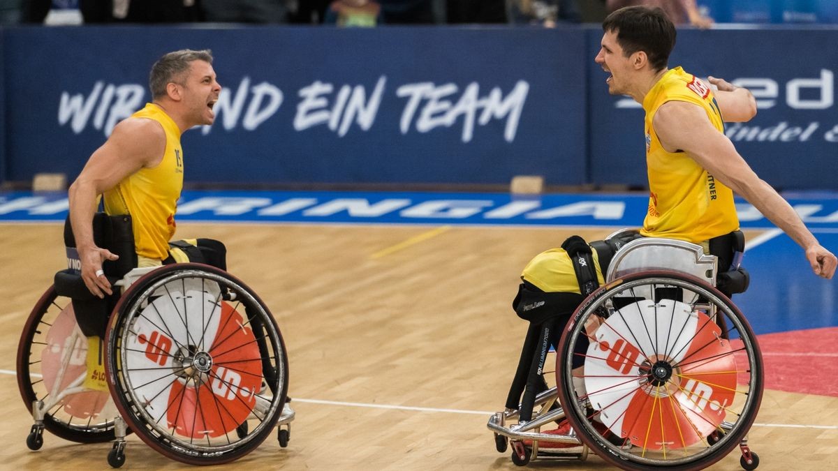 Zwei der Besten in Wiesbaden: Alex Halouski (rechts) erzielte 31 Punkte, Joke Linden kam auf 8 Punkte, 9 Rebounds und 6 Assists.