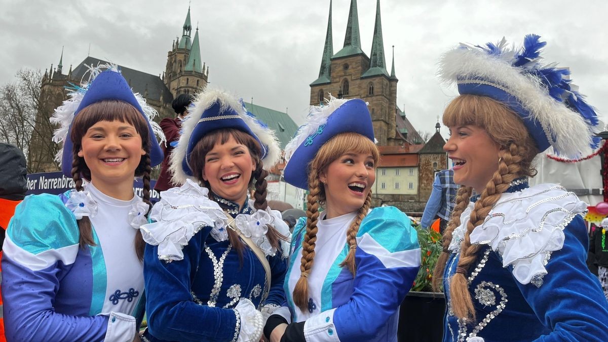 Narren sammeln sich vor dem Umzug auf dem Domplatz. Celine, Lilly, Viviane und Hannah sind trotz Regen gut gelaunt.