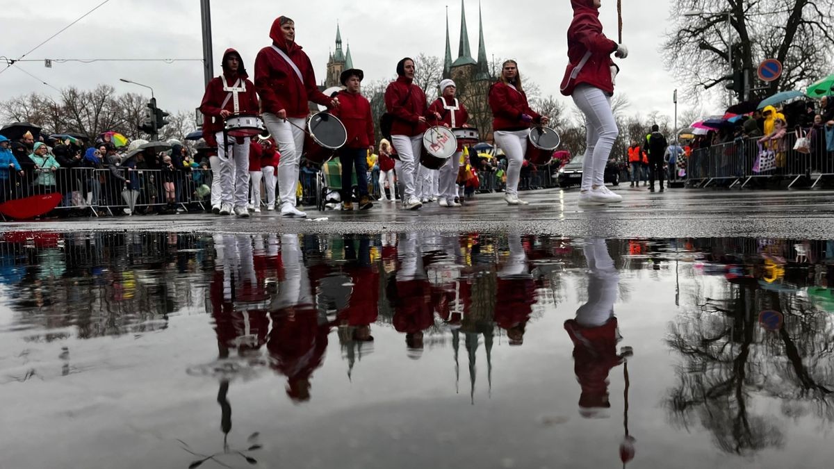 Der Karnevalsumzug rollt durch Erfurt.