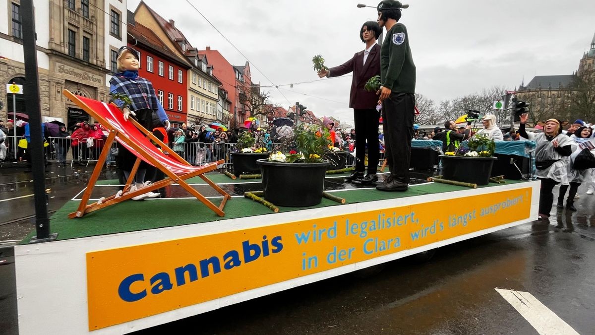 Der Motivwagen des Karneval Club Alach nimmt die Erfurter Clara-Zetkinstraße auf die Schippe.