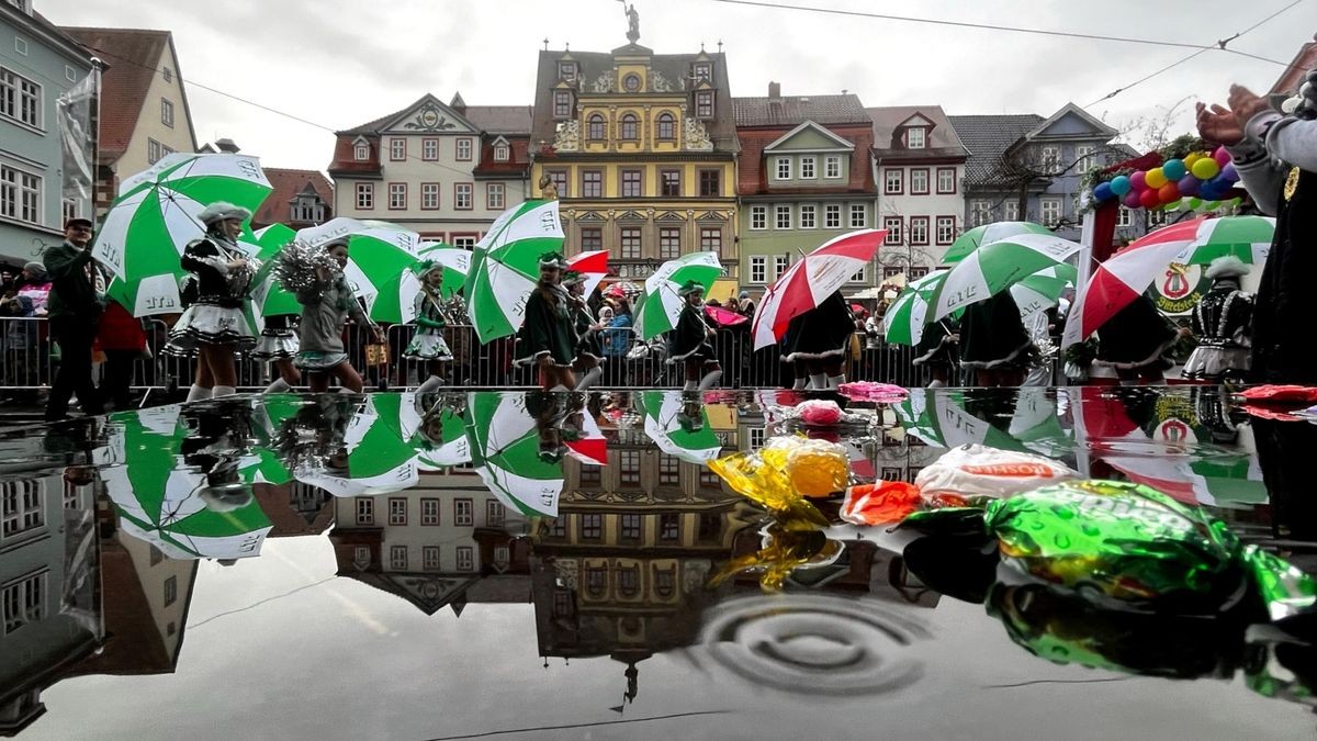 Am Sonntag zog bei Dauerregen mit 35 Karnevalsvereinen vor tausenden Besuchern durch Erfurt. Mit großen Regenschirmen und guter Laune ging der Karneval-Club Dittelstedt über den Fischmarkt.