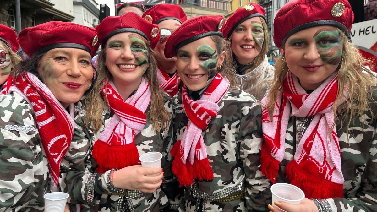 Am Sonntag zog bei Dauerregen mit 35 Karnevalsvereinen vor tausenden Besuchern durch Erfurt. 