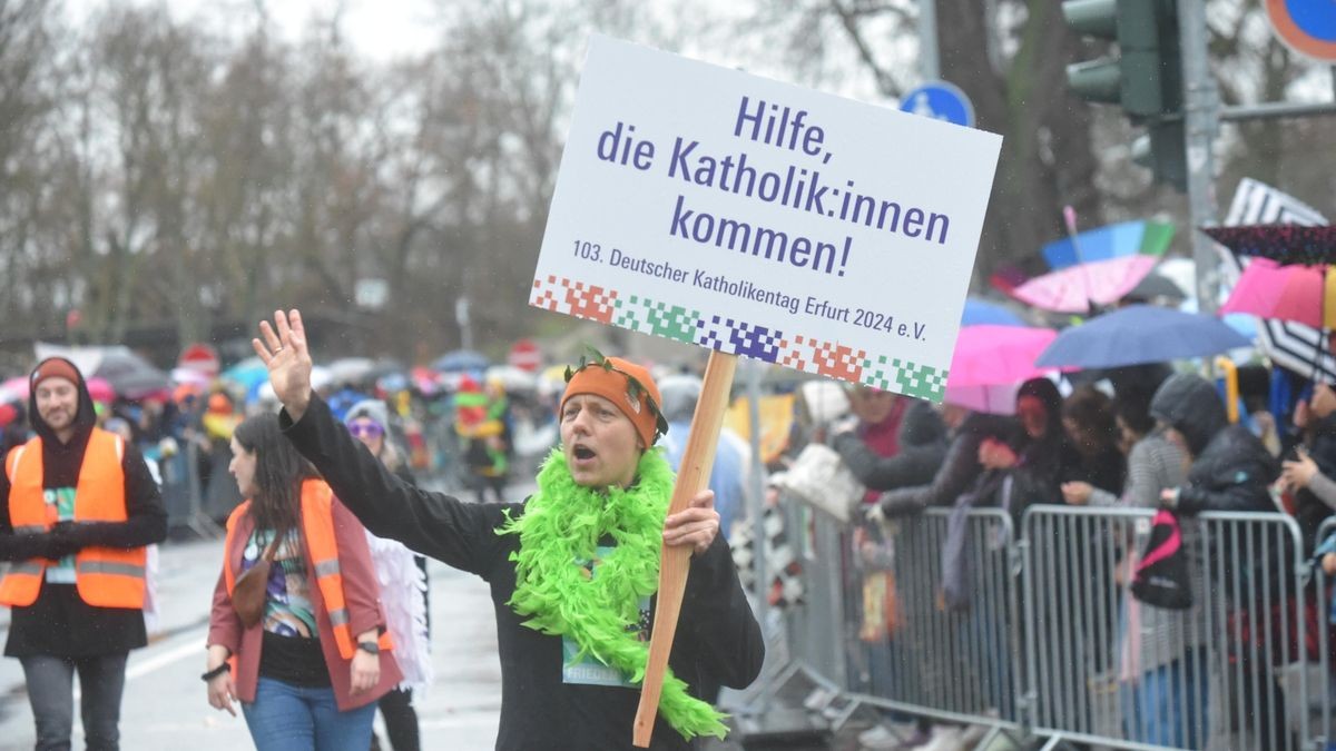 Mit „Hilfe die Katholik:innen kommen!“ zieht 103. Deutscher Katholikentag Erfurt 2024 e. V. durch die Straßen.