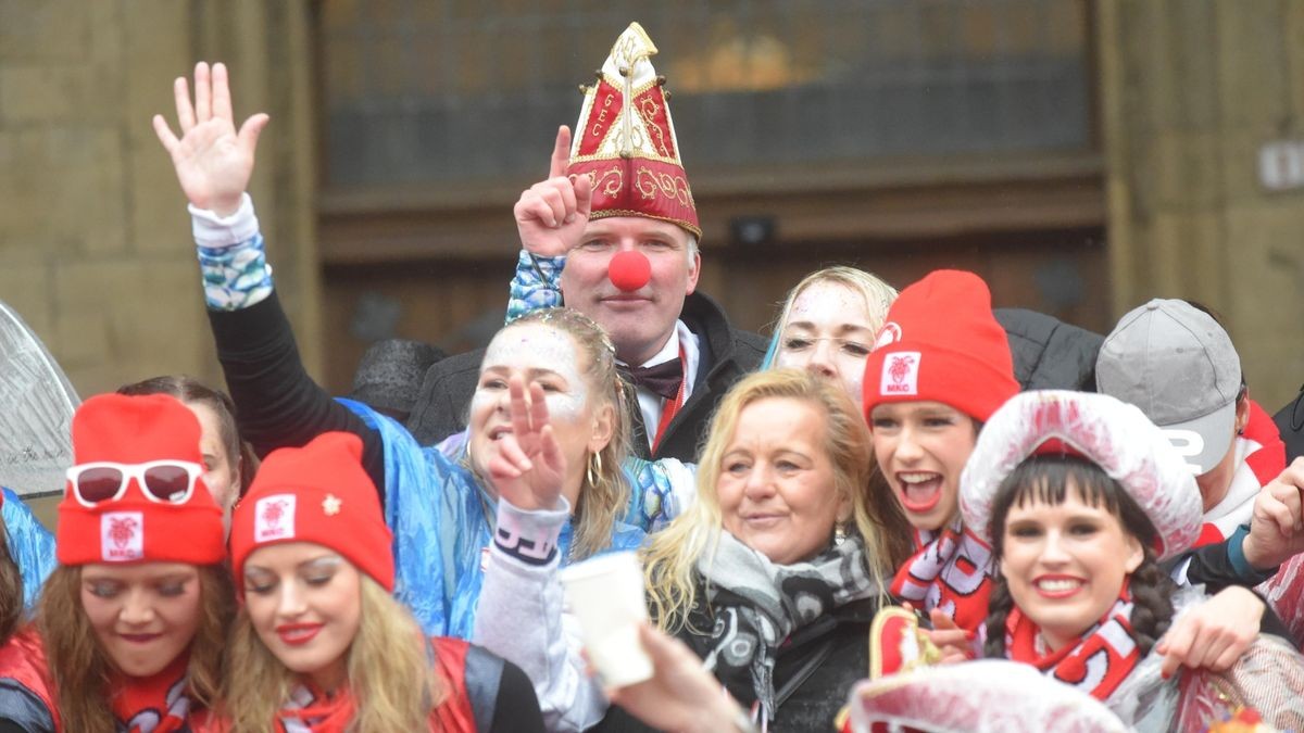 Mit roter Pappnase mischte sich Oberbürgermeister Andreas Bausewein unter sie Narren.