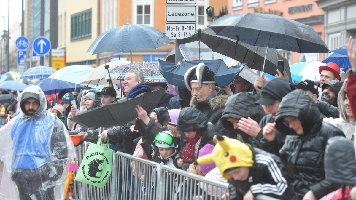 Tausenden Besuchern säumten die Umzugsstrecke.