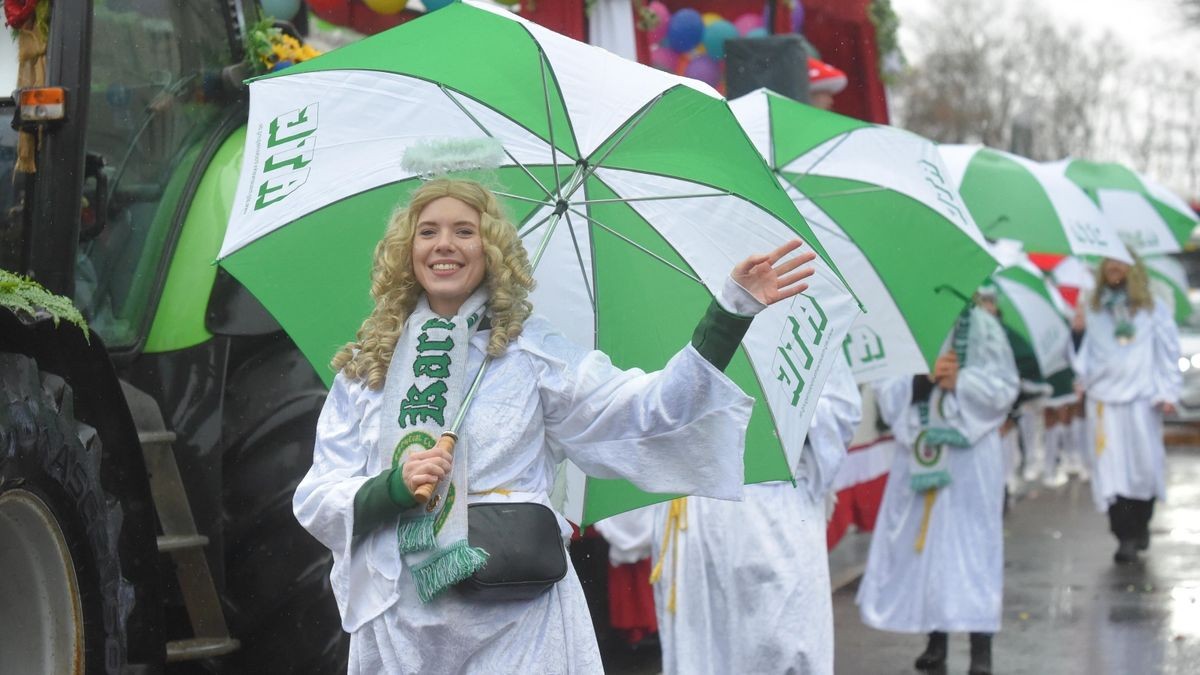 Gut gerüstet bei den Regen war der Karneval-Club Dittelstedt.