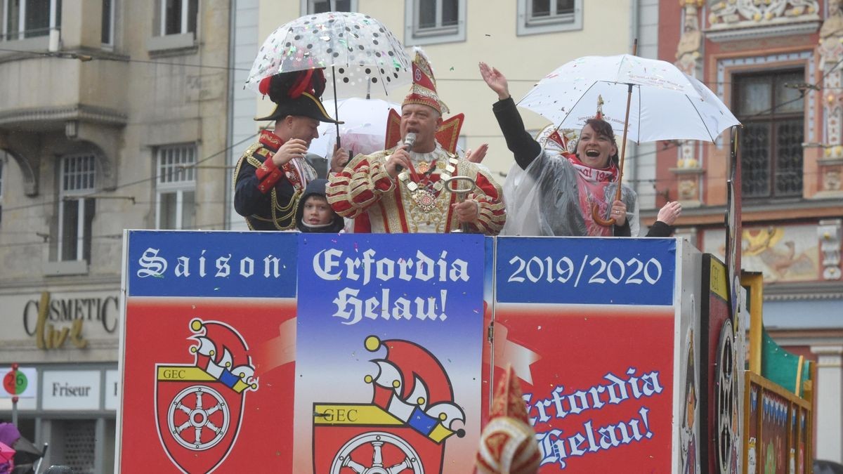 Am Sonntag zog bei Dauerregen mit 35 Karnevalsvereinen vor tausenden Besuchern durch Erfurt.