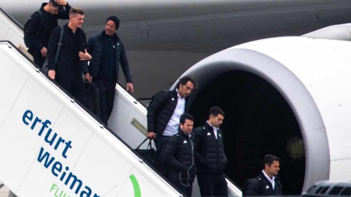 Die Spieler von Real Madrid, darunter Toni Kroos, steigen in Erfurt aus dem Flieger.