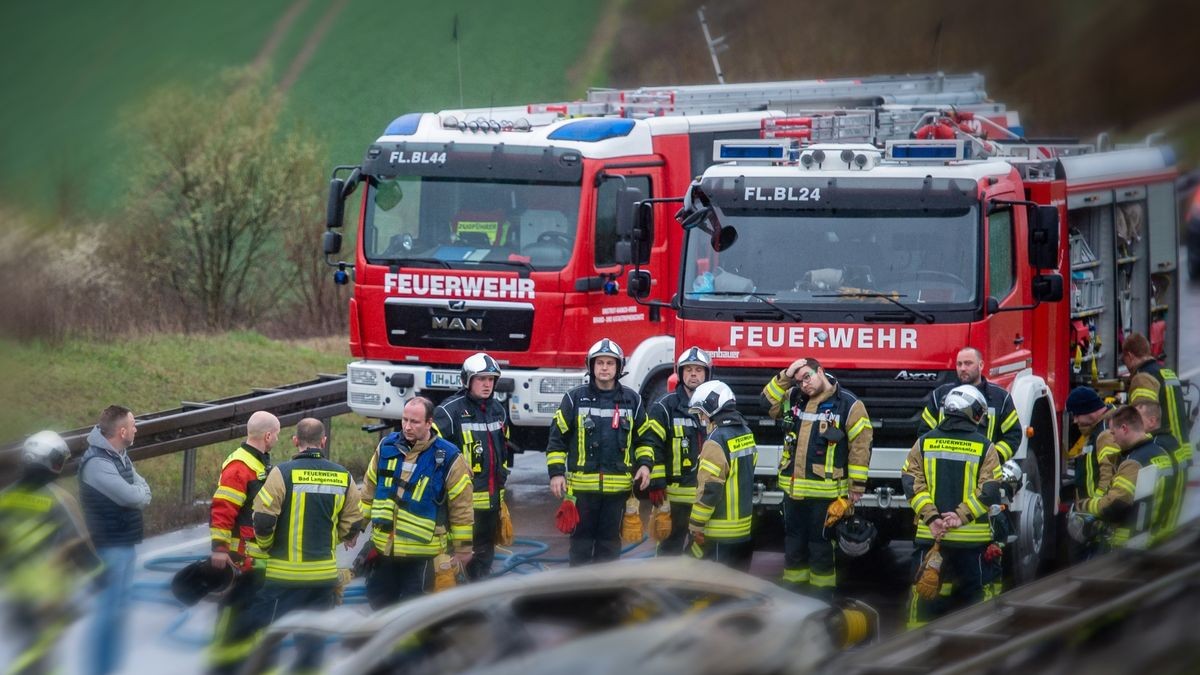 Erschüttert stehen Bad Langensalzas Feuerwehrleute am 1. April 2023 am Unfallort an der Umgehungsstraße.