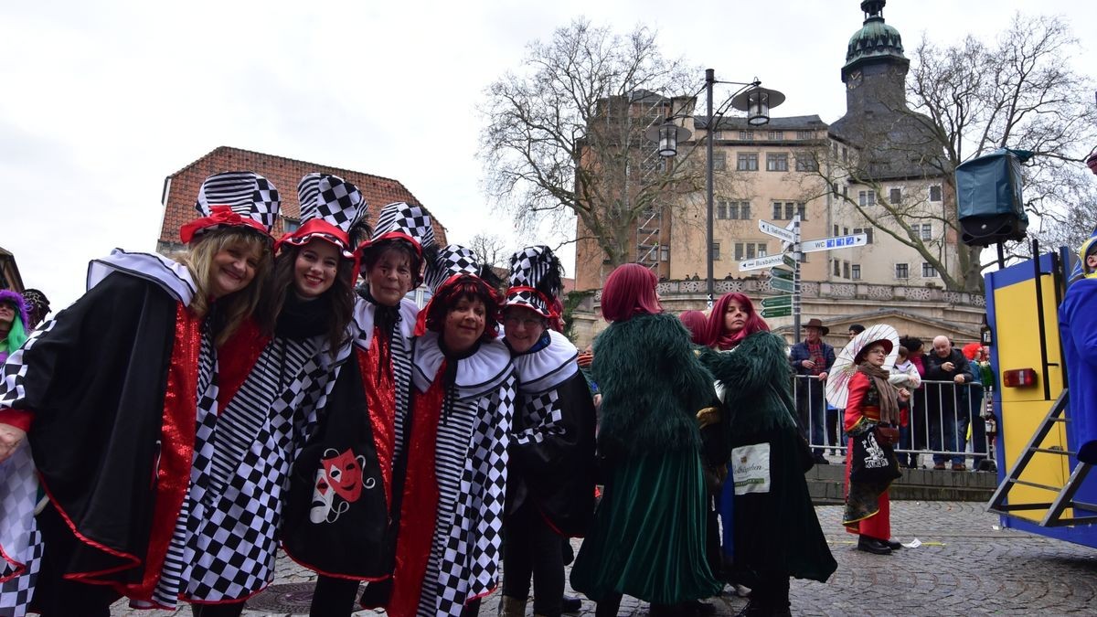 Etwa 1300 Karnevalisten aus 20 Vereinen des Kyffhäuserkreises und darüber hinaus sorgten beim traditionellen Rosenmontagsumzug in Sondershausen für gute Stimmung und Frohsinn. Auch Wurfmaterial und Kamelle brachten die Narren massenhaft unter die Leute. 