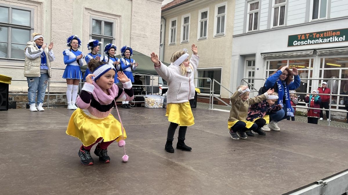 Vor allem die Jüngeren aus dem Greußener Karnevalsclub (GKC) bekamen am Rosenmontag die Gelegenheit, ihr Programm vor einem großen Publikum auf dem Marktplatz zu präsentieren. Die Bambini eröffnete das Programm.