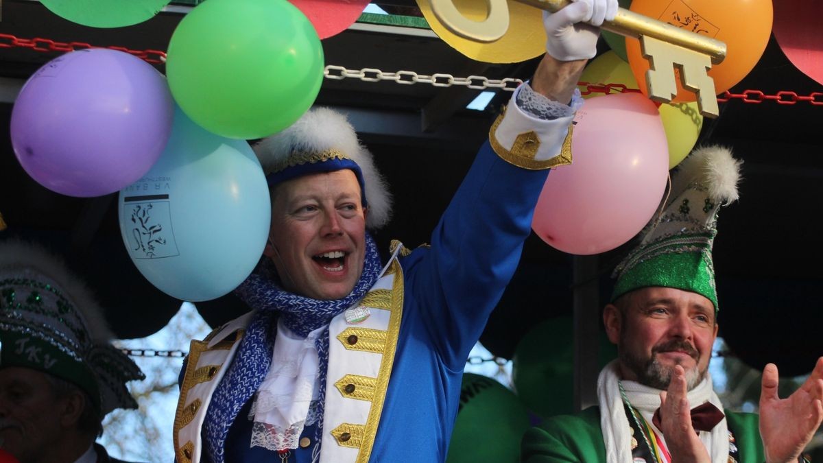 Da ist er: Zugmarschall Jens Strödick mit dem Schlüssel fürs Rathaus von Bad Tennstedt.