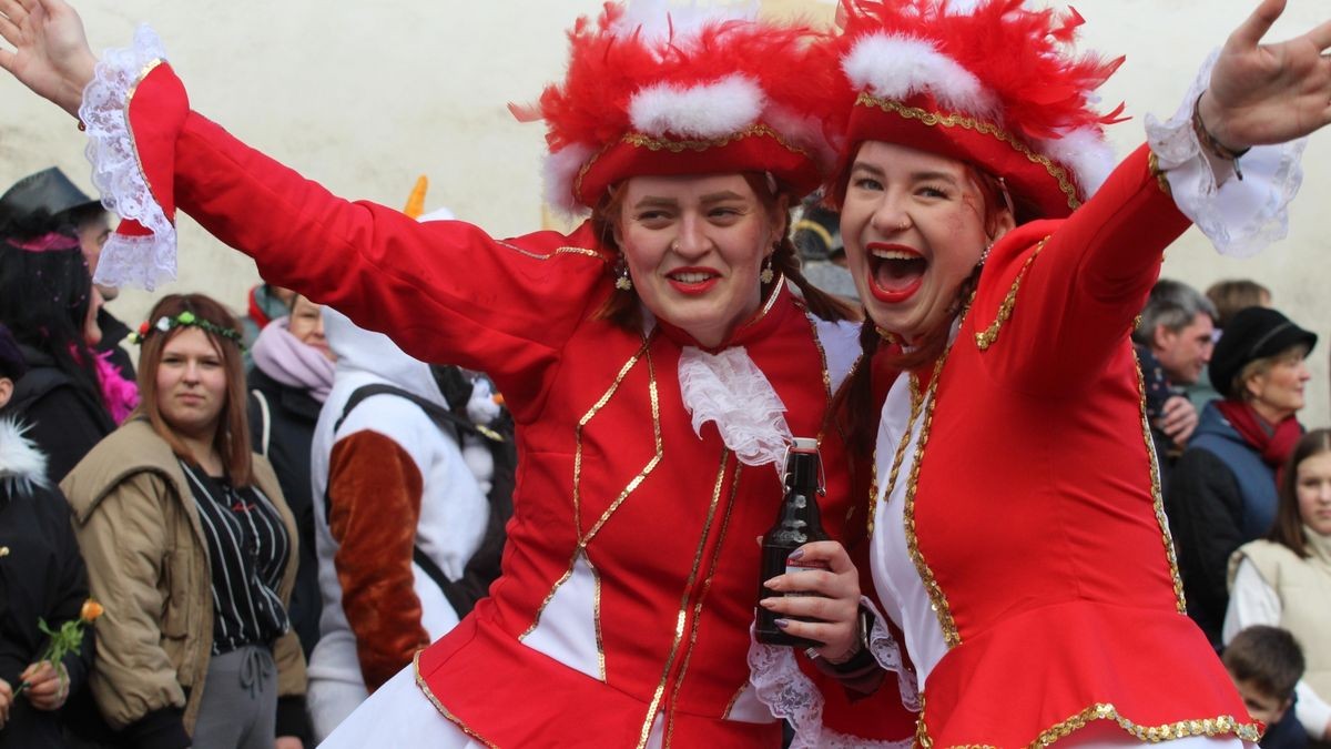 Der TKV macht eine Sause, fühlt euch alle wie zu Hause. Unter diesem Motto standen der Karneval in bad Tennstedt -- und auch der 39. Rosenmontagsumzug. Bei em eroberten die Narren den Schlüssel fürs Rathaus von VG-Chef Thomas Frey und Bürgermeister Jens Weimann (CDU).