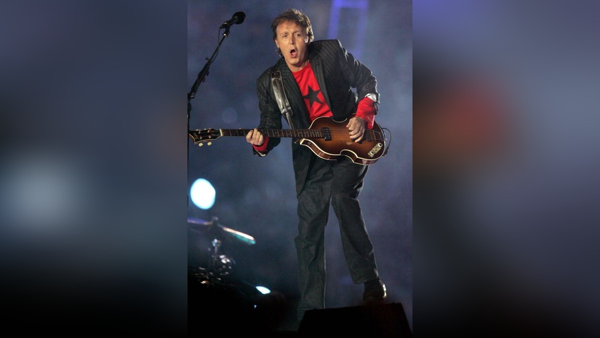 Auch bei der Half Time Show des Super Bowls trat Paul McCartney schon auf, im Jahr 2005. Einen Song von „Band on the Run“ spielte er bei der kurzen Setlist allerdings nicht. Jedoch ein Stück aus seiner Wings-Zeit: „Live and let die“.