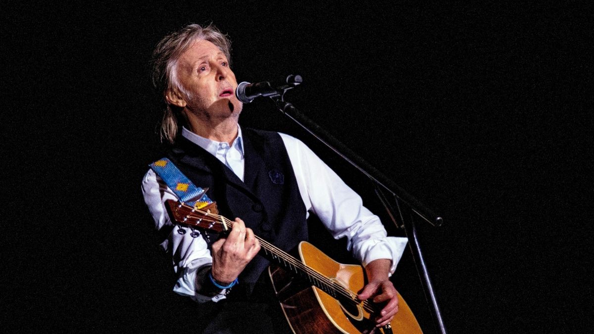 Paul McCartney spielt bis heute Songs des Albums auf seinen Konzerten, wie hier am 25. Juni 2022 beim Glastonbury-Festival in Großbritannien. Auf der Setlist standen etwa „Let me roll it“, „Band on the Run“ und „Nineteen Hundred and Eighty Five“.