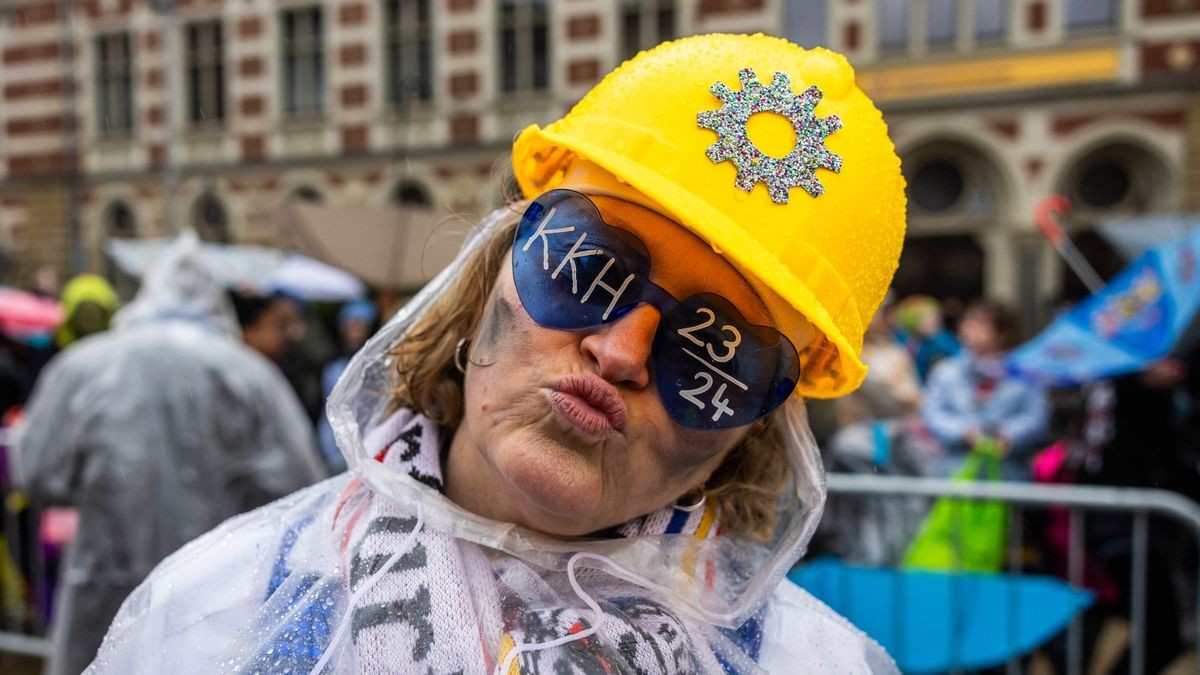 Über 35.000 Gäste zog der Erfurter Karnevalsumzug am Sonntag vor Rosenmontag in die Erfurter Innenstadt. Auch der Regen konnte die Stimmung bei den Narren nicht trüben - immerhin haben diese vier Jahre auf ihren Umzug warten müssen.