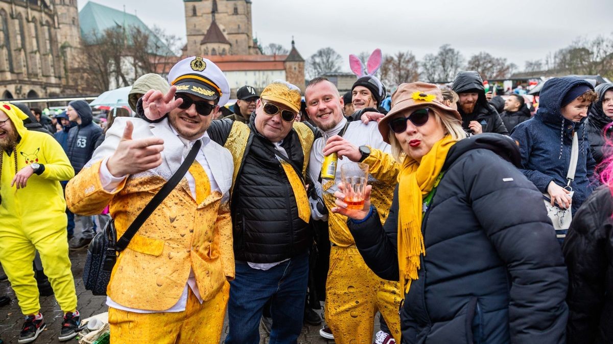 Über 35.000 Gäste zog der Erfurter Karnevalsumzug am Sonntag vor Rosenmontag in die Erfurter Innenstadt. Auch der Regen konnte die Stimmung bei den Narren nicht trüben - immerhin haben diese vier Jahre auf ihren Umzug warten müssen.