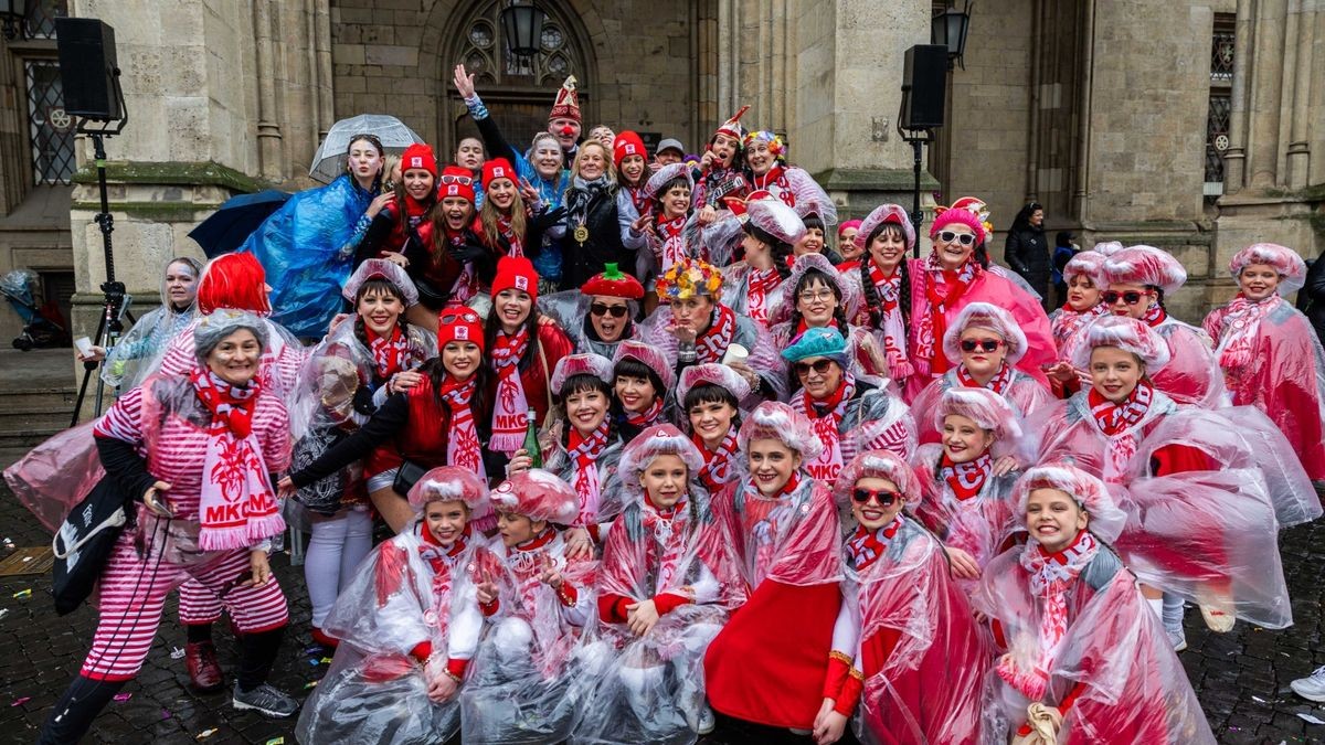 Über 35.000 Gäste zog der Erfurter Karnevalsumzug am Sonntag vor Rosenmontag in die Erfurter Innenstadt. Auch der Regen konnte die Stimmung bei den Narren nicht trüben - immerhin haben diese vier Jahre auf ihren Umzug warten müssen.