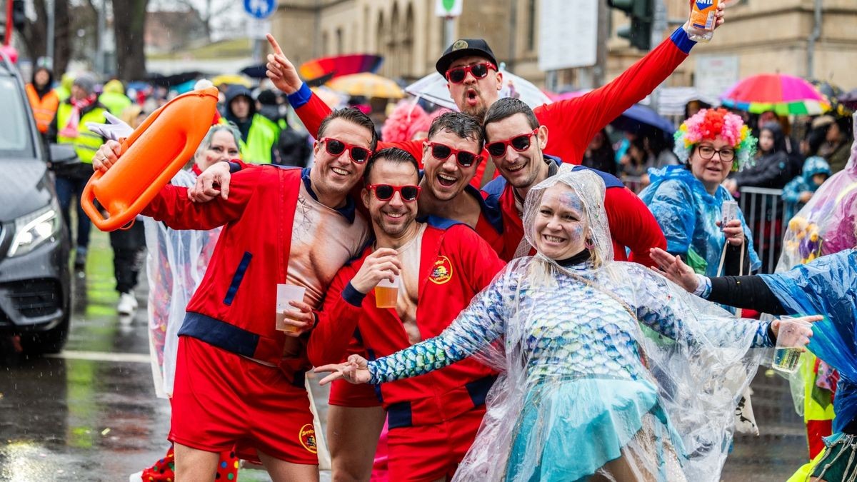 Über 35.000 Gäste zog der Erfurter Karnevalsumzug am Sonntag vor Rosenmontag in die Erfurter Innenstadt. Auch der Regen konnte die Stimmung bei den Narren nicht trüben - immerhin haben diese vier Jahre auf ihren Umzug warten müssen.