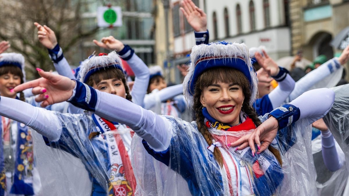 Über 35.000 Gäste zog der Erfurter Karnevalsumzug am Sonntag vor Rosenmontag in die Erfurter Innenstadt. Auch der Regen konnte die Stimmung bei den Narren nicht trüben - immerhin haben diese vier Jahre auf ihren Umzug warten müssen.