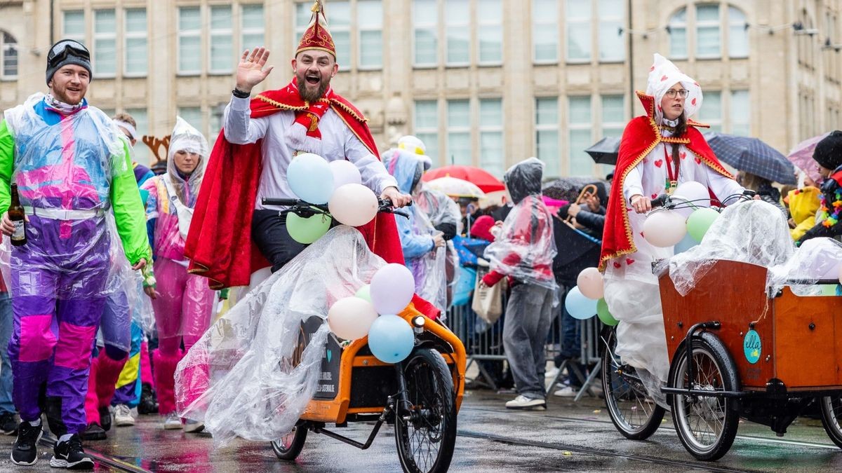 Über 35.000 Gäste zog der Erfurter Karnevalsumzug am Sonntag vor Rosenmontag in die Erfurter Innenstadt. Auch der Regen konnte die Stimmung bei den Narren nicht trüben - immerhin haben diese vier Jahre auf ihren Umzug warten müssen.