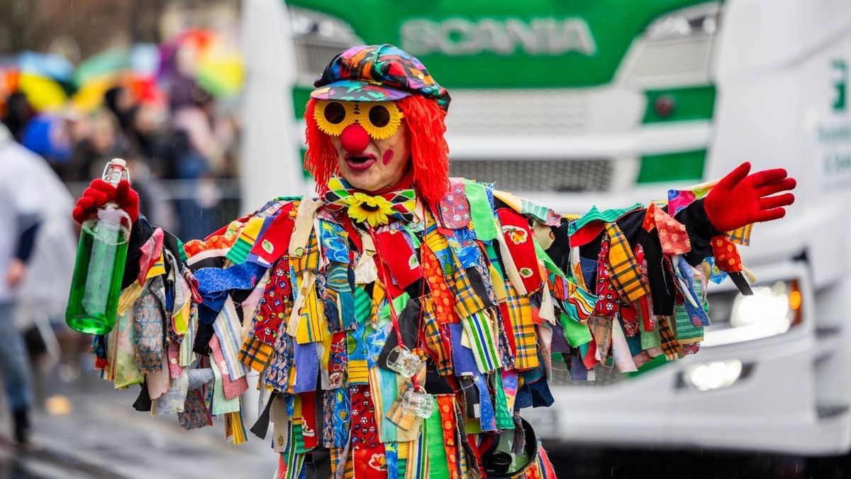 Über 35.000 Gäste zog der Erfurter Karnevalsumzug am Sonntag vor Rosenmontag in die Erfurter Innenstadt. Auch der Regen konnte die Stimmung bei den Narren nicht trüben - immerhin haben diese vier Jahre auf ihren Umzug warten müssen.