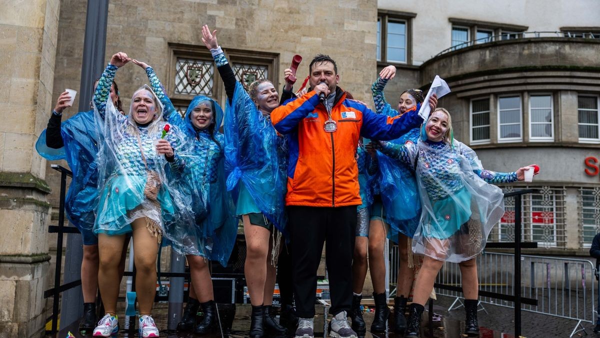 Über 35.000 Gäste zog der Erfurter Karnevalsumzug am Sonntag vor Rosenmontag in die Erfurter Innenstadt. Auch der Regen konnte die Stimmung bei den Narren nicht trüben - immerhin haben diese vier Jahre auf ihren Umzug warten müssen.