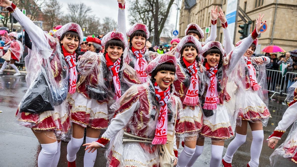 Über 35.000 Gäste zog der Erfurter Karnevalsumzug am Sonntag vor Rosenmontag in die Erfurter Innenstadt. Auch der Regen konnte die Stimmung bei den Narren nicht trüben - immerhin haben diese vier Jahre auf ihren Umzug warten müssen.