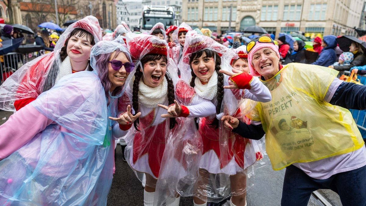 Über 35.000 Gäste zog der Erfurter Karnevalsumzug am Sonntag vor Rosenmontag in die Erfurter Innenstadt. Auch der Regen konnte die Stimmung bei den Narren nicht trüben - immerhin haben diese vier Jahre auf ihren Umzug warten müssen.