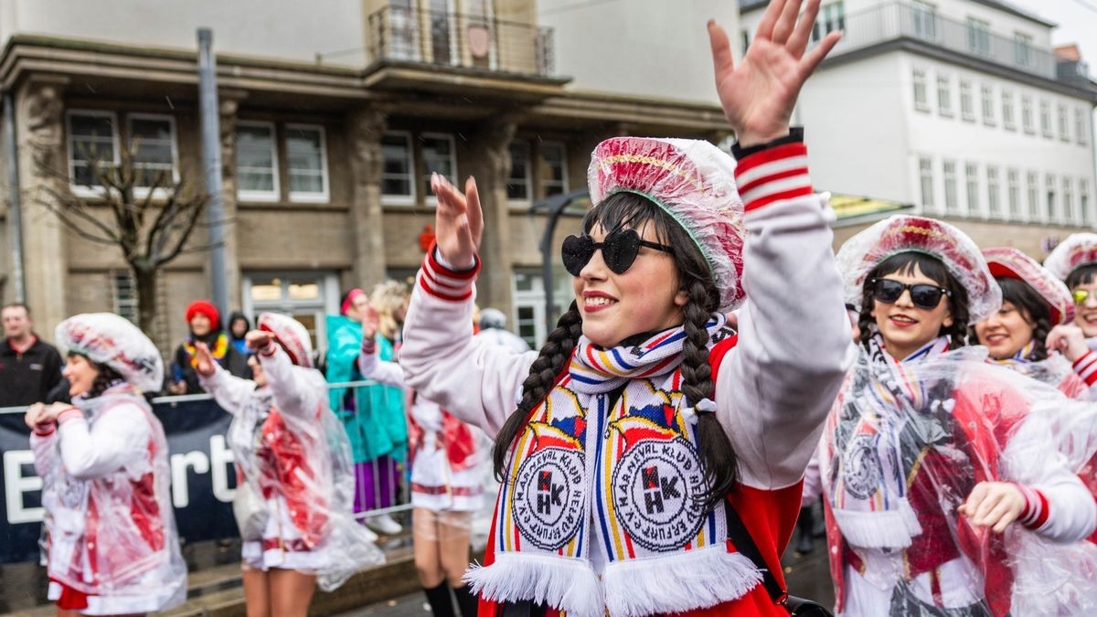 Über 35.000 Gäste zog der Erfurter Karnevalsumzug am Sonntag vor Rosenmontag in die Erfurter Innenstadt. Auch der Regen konnte die Stimmung bei den Narren nicht trüben - immerhin haben diese vier Jahre auf ihren Umzug warten müssen.