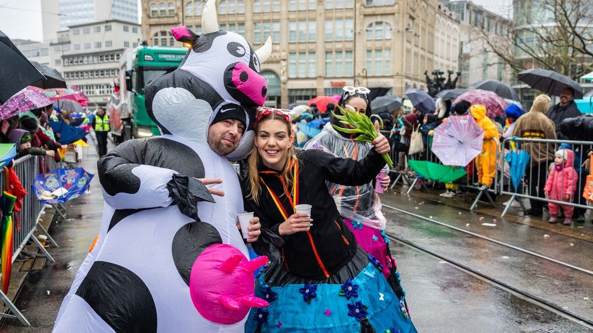 Über 35.000 Gäste zog der Erfurter Karnevalsumzug am Sonntag vor Rosenmontag in die Erfurter Innenstadt. Auch der Regen konnte die Stimmung bei den Narren nicht trüben - immerhin haben diese vier Jahre auf ihren Umzug warten müssen.