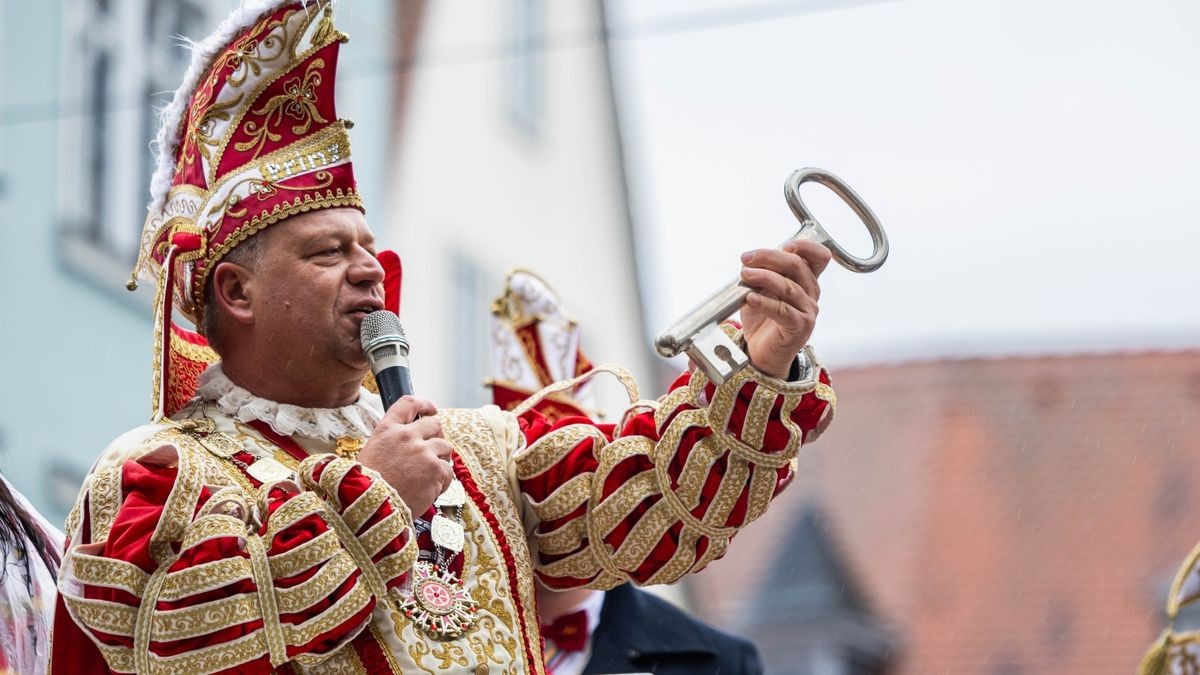 Über 35.000 Gäste zog der Erfurter Karnevalsumzug am Sonntag vor Rosenmontag in die Erfurter Innenstadt. Auch der Regen konnte die Stimmung bei den Narren nicht trüben - immerhin haben diese vier Jahre auf ihren Umzug warten müssen.