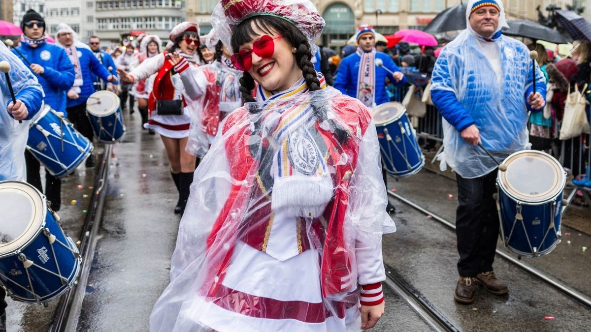 Über 35.000 Gäste zog der Erfurter Karnevalsumzug am Sonntag vor Rosenmontag in die Erfurter Innenstadt. Auch der Regen konnte die Stimmung bei den Narren nicht trüben - immerhin haben diese vier Jahre auf ihren Umzug warten müssen.