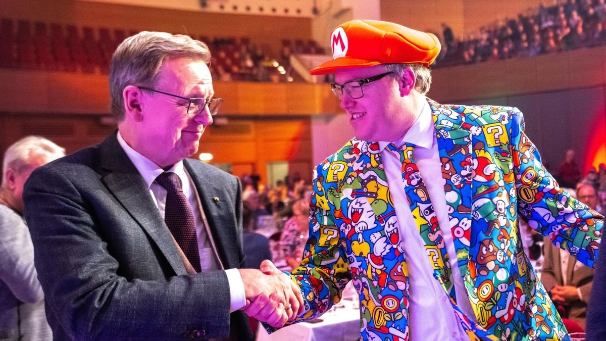 Shaking Hands: Der Politische Ascherdienstag in Suhl hat keine Narben hinterlassen, wie bei Bodo Ramelow (li.) und Mario Voigt zu sehen ist.