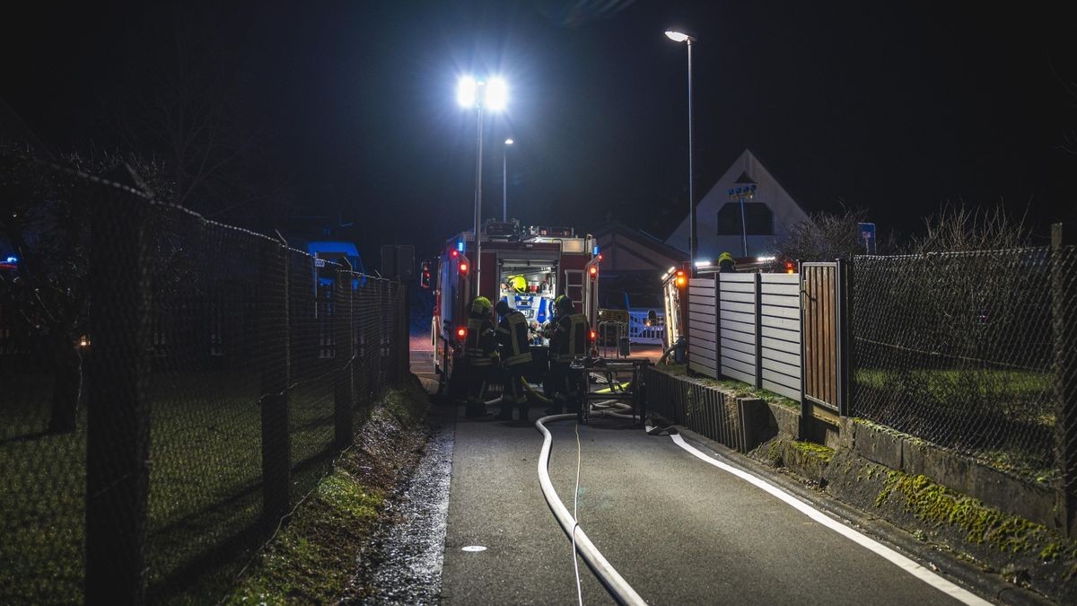 Am späten Dienstagabend kam es in Neustadt an der Orla zu einem Wohnhausbrand. Mehrere Feuerwehren waren bis in die Mittwochmorgenstunden im Einsatz.