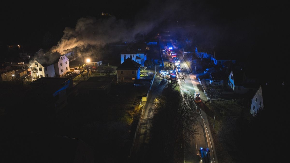 Am späten Dienstagabend kam es in Neustadt an der Orla zu einem Wohnhausbrand. Mehrere Feuerwehren waren bis in die Mittwochmorgenstunden im Einsatz.