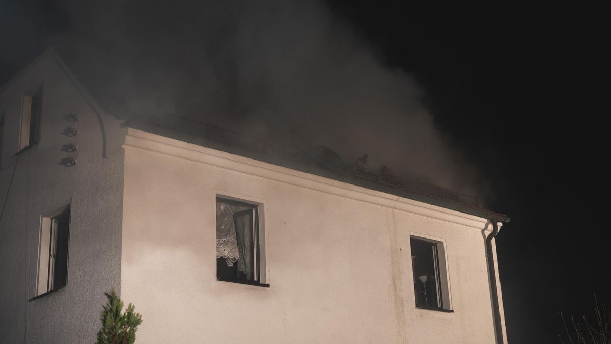 Am späten Dienstagabend kam es in Neustadt an der Orla zu einem Wohnhausbrand. Mehrere Feuerwehren waren bis in die Mittwochmorgenstunden im Einsatz.