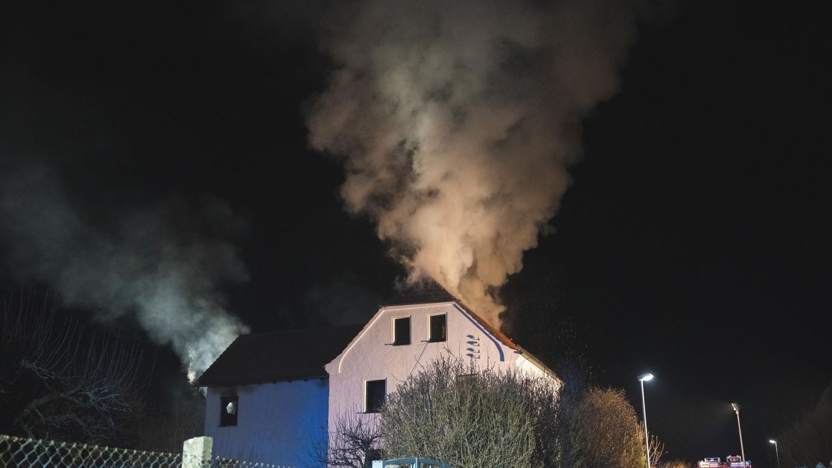 Am späten Dienstagabend kam es in Neustadt an der Orla zu einem Wohnhausbrand. Mehrere Feuerwehren waren bis in die Mittwochmorgenstunden im Einsatz.