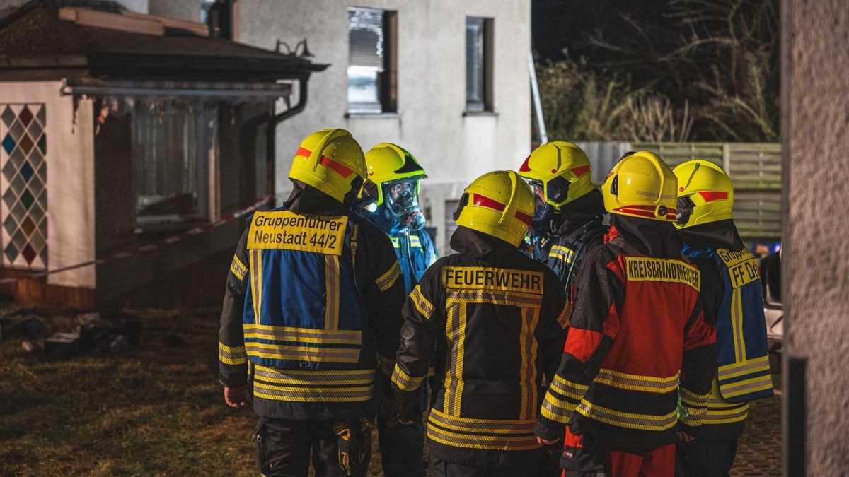 Bei einem Brand in Neustadt an der Orla im Bereich am Kalkofen ist in der Nacht zum Mittwoch ein Sachschaden in Höhe von polizeilich geschätzten 100.000 Euro entstanden. 