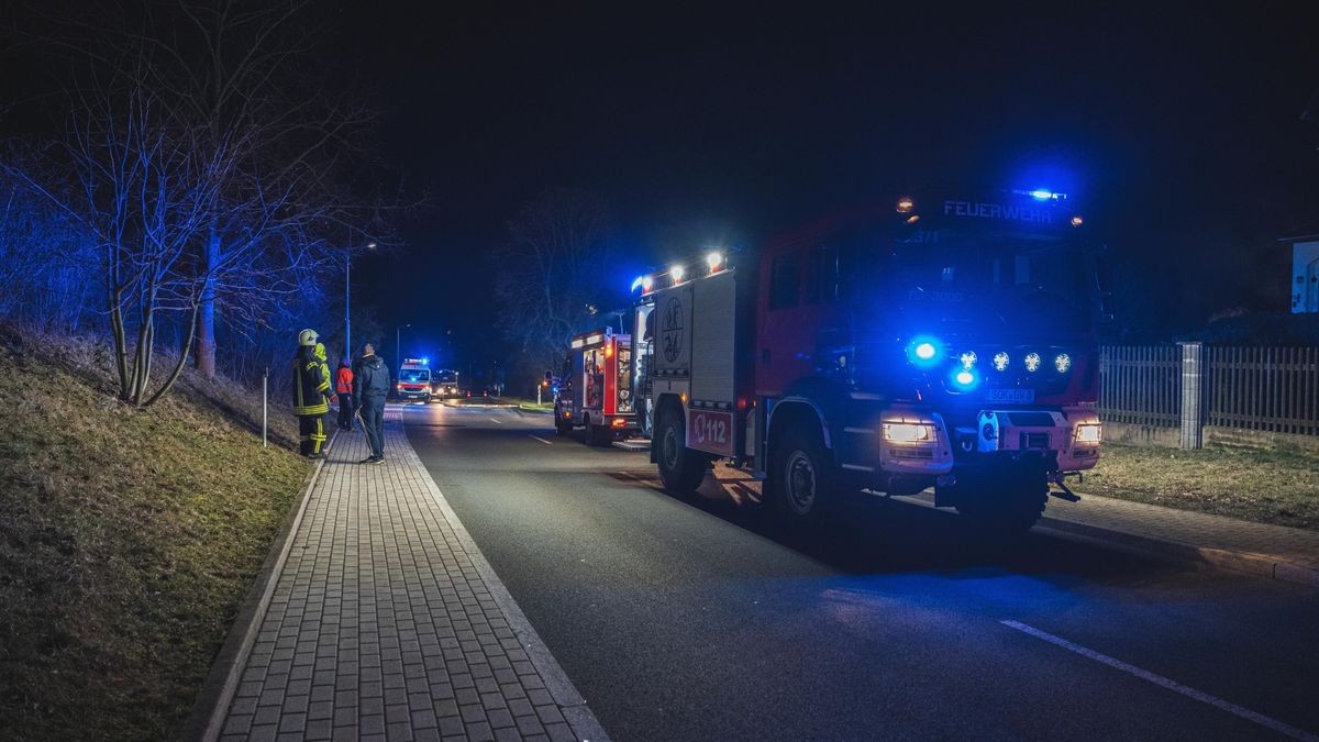 Am späten Dienstagabend kam es in Neustadt an der Orla zu einem Wohnhausbrand. Mehrere Feuerwehren waren bis in die Mittwochmorgenstunden im Einsatz.