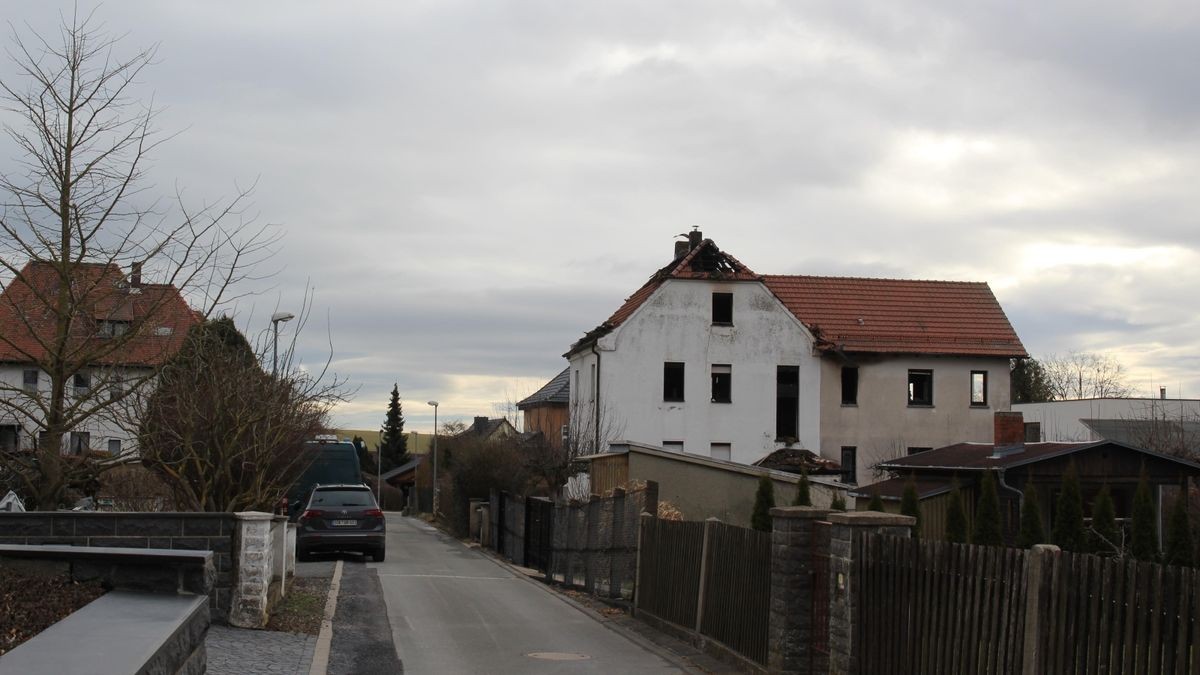 Am Morgen danach sind am brandgeschädigten Haus am Kalkofen in Neustadt Brandermittler zugange.